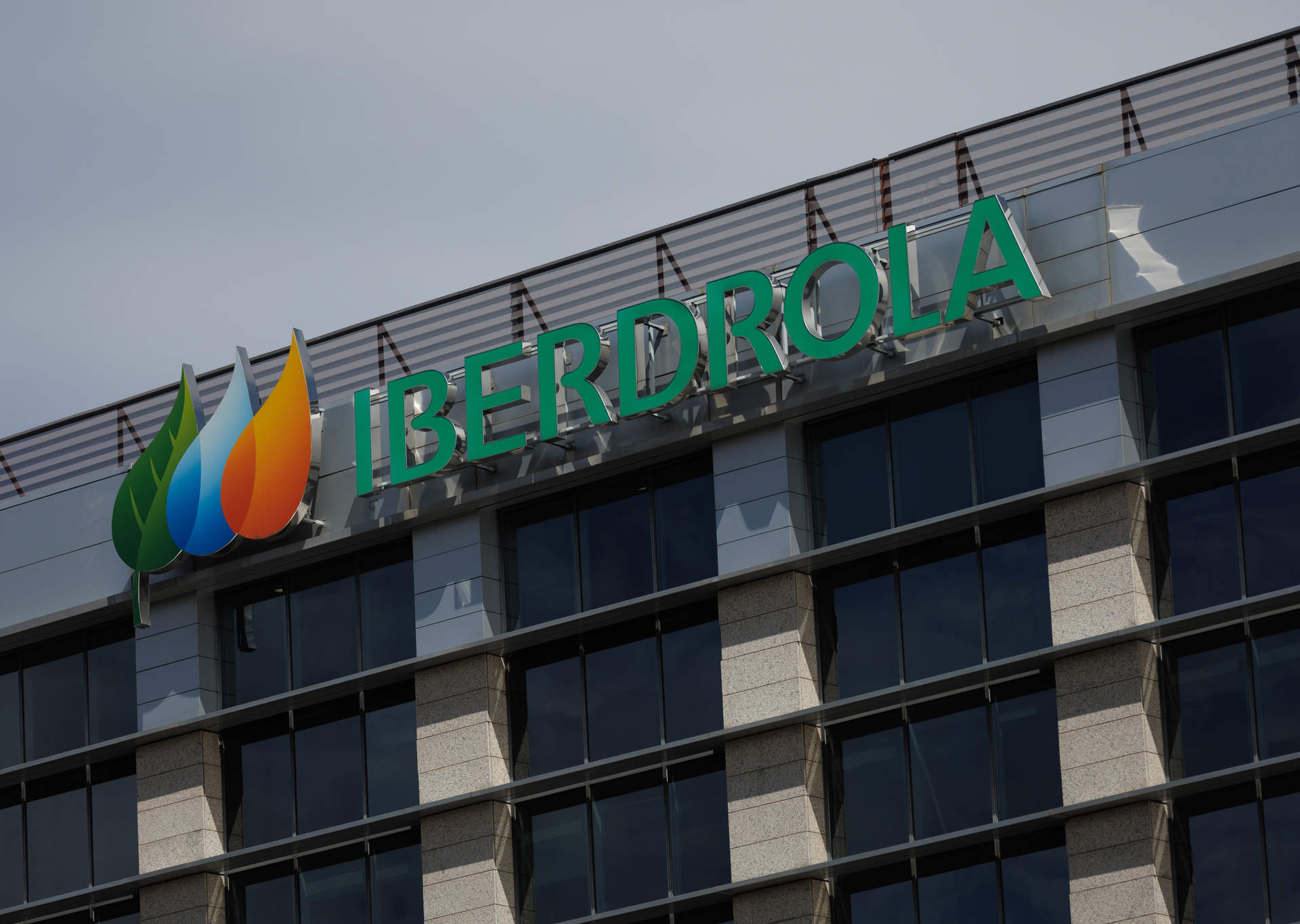 Iberdrola lleva a los juzgados a Repsol por competencia desleal y la acusa de 'greenwashing'