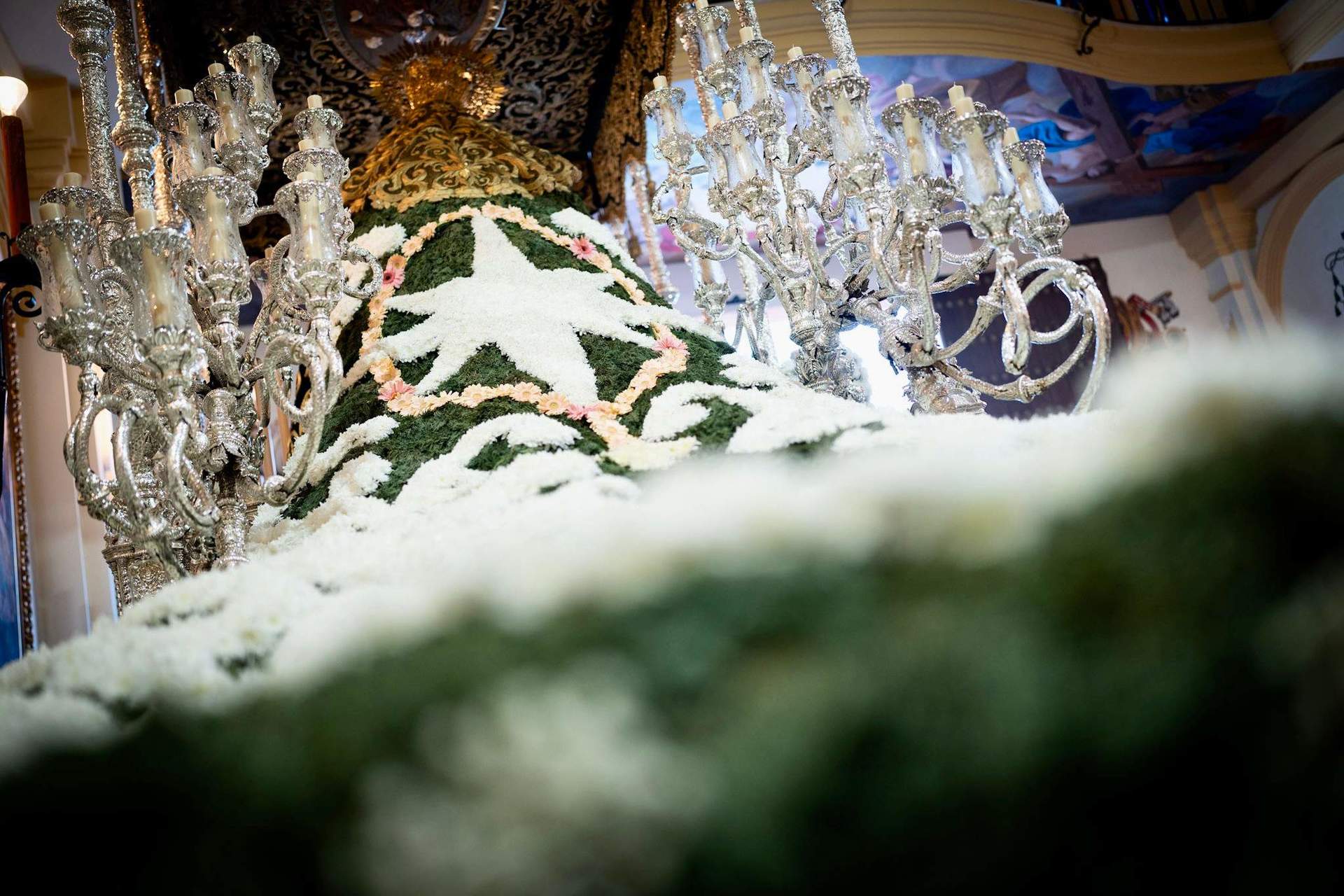 La Virgen de las Penas de Málaga vuelve a lucir un manto elaborado con elementos florales naturales