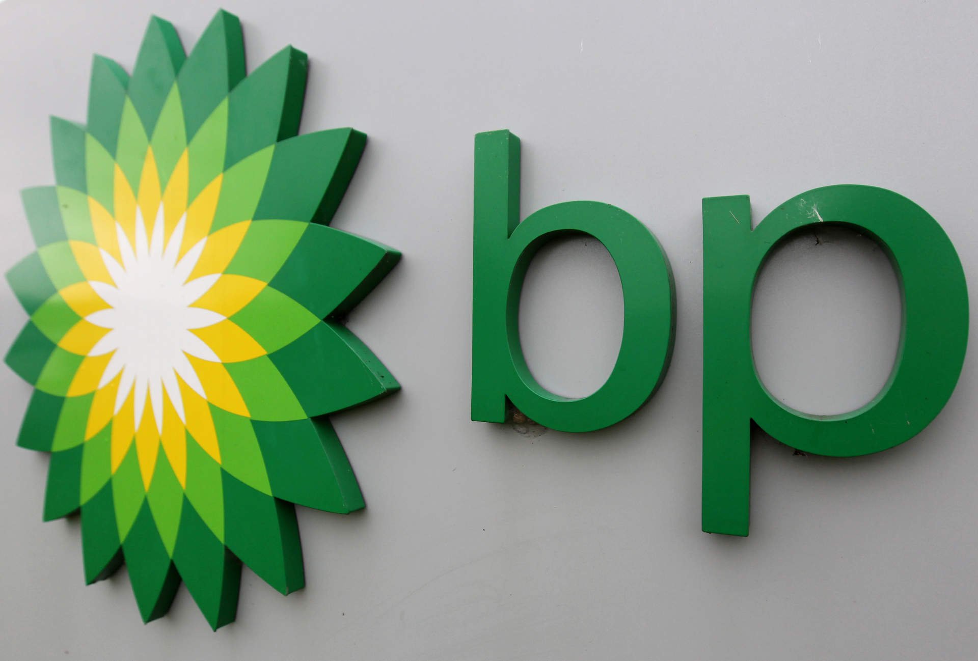 BP gana un 72% menos hasta marzo, pero mantiene las recompras de acciones