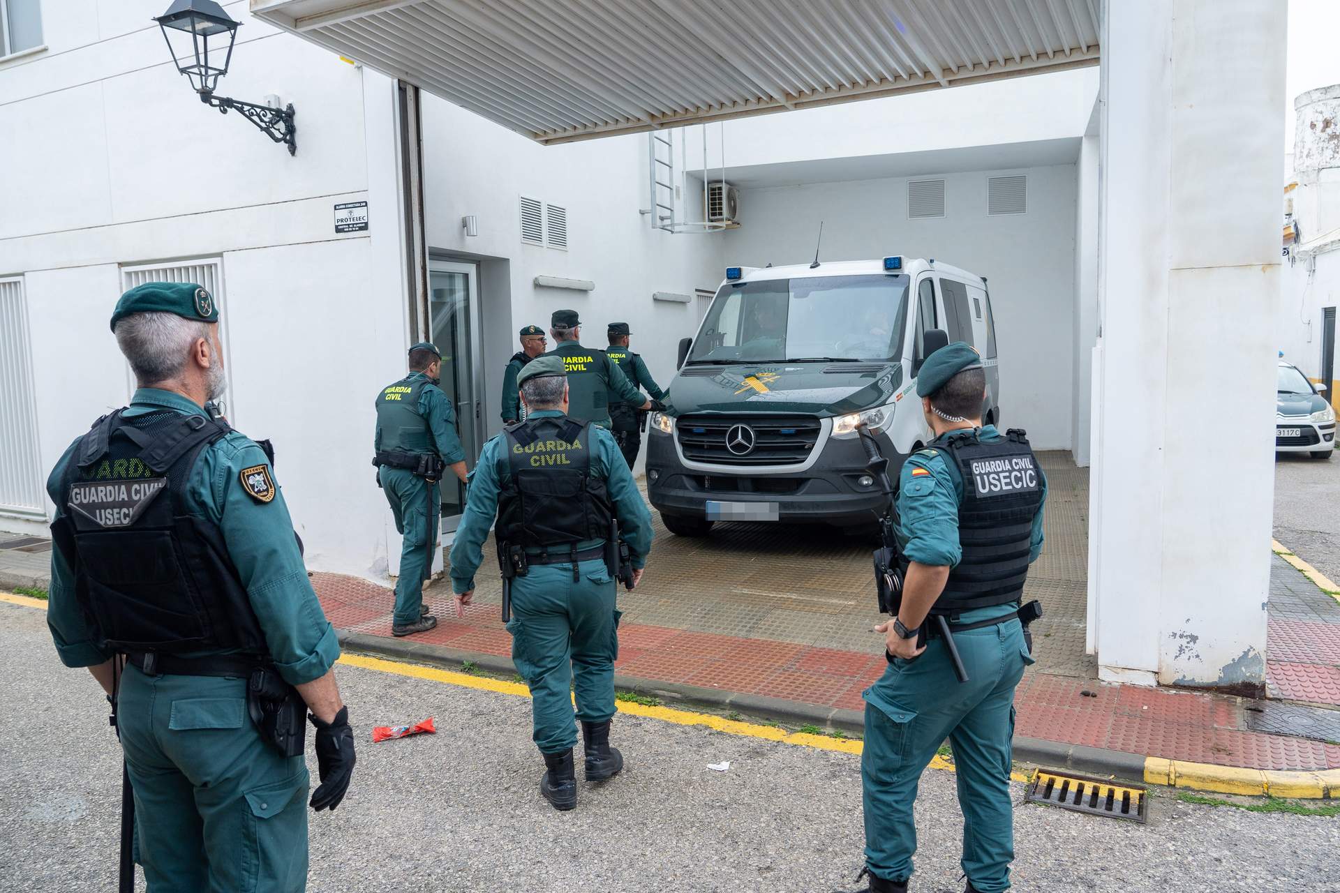 Agentes de la Guardia Civil en el juzgado de Barbate el día que los detenidos pasaron a declarar ante el juez.