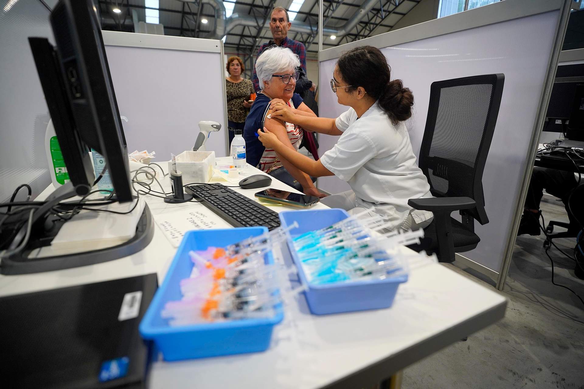Una mujer vacunándose en Vigo. Foto: Javier Vázquez / Europa Press