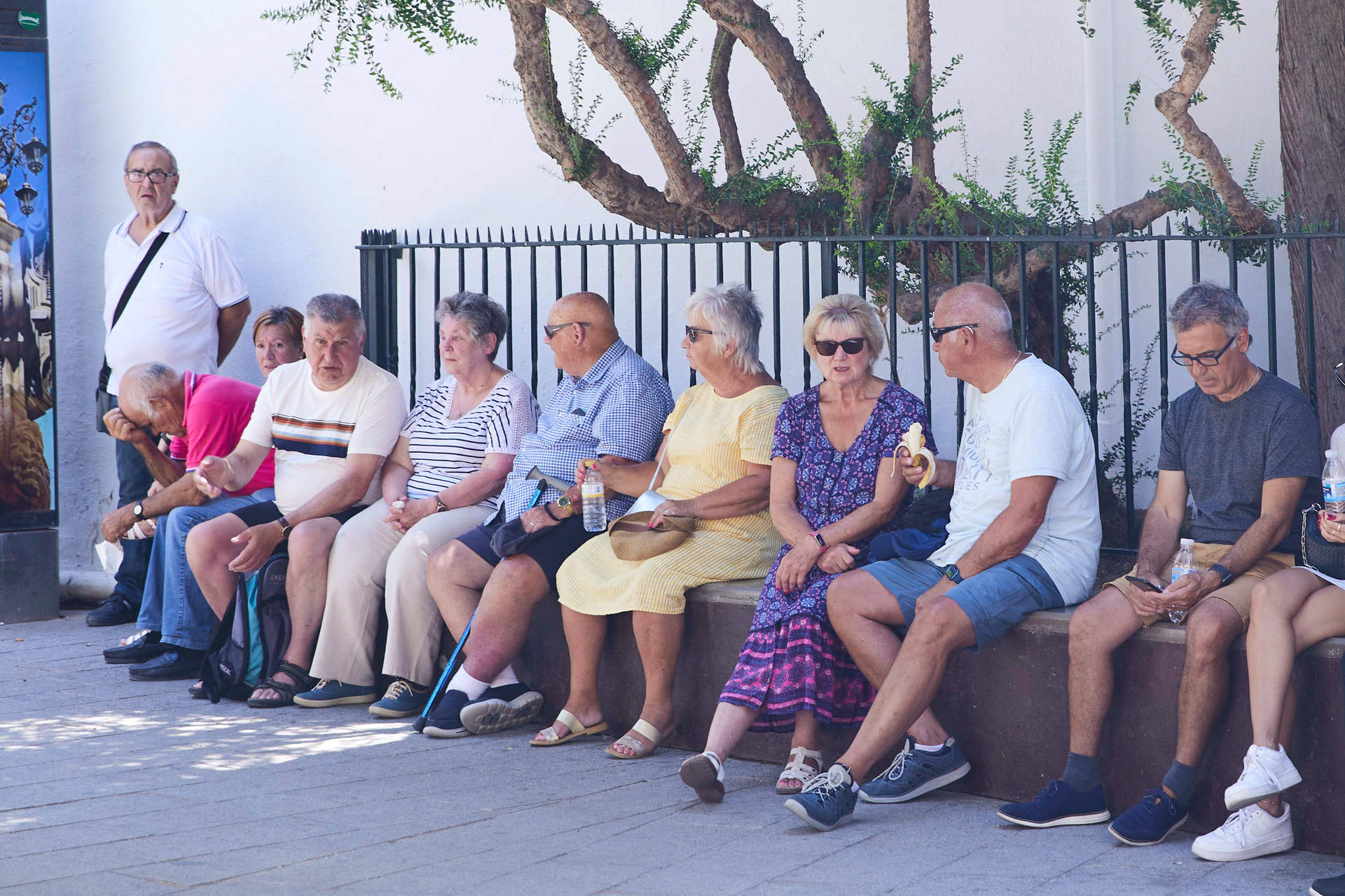 Varias personas mayores se resguardan del calor en Sevilla. Foto: Joaquin Corchero / Europa Press