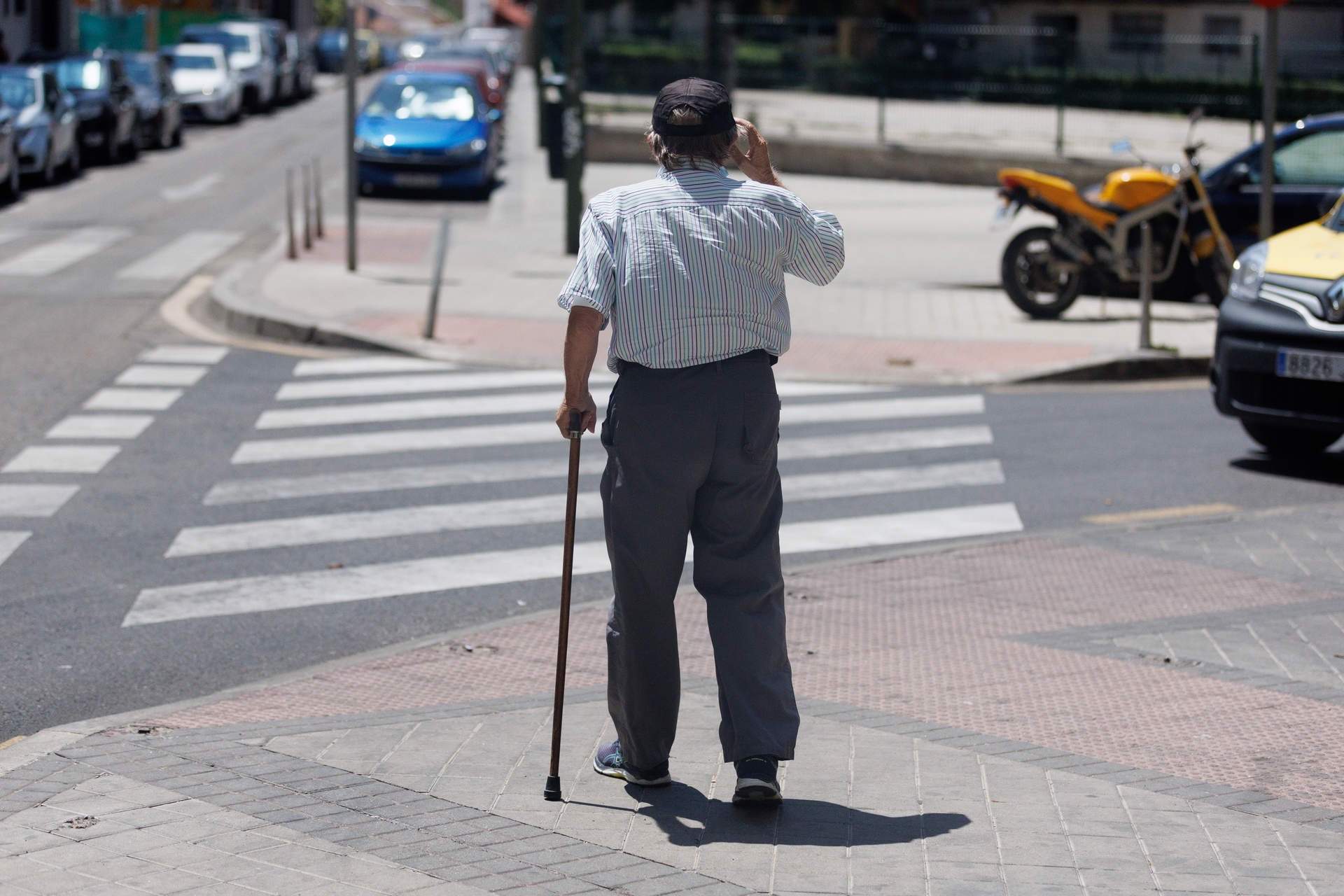 Un hombre mayor paseando por Madrid en julio del año pasado. Foto: Eduardo Parra / Europa Press