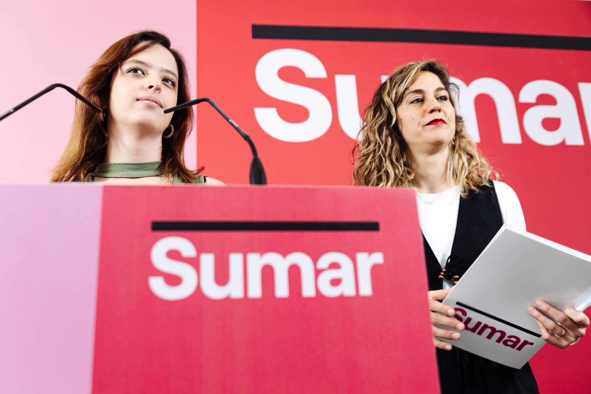 La secretaria de Comunicación de Sumar, Elizabeth Duval (i) y la secretaria de Organización de Sumar, Lara Hernández (d), durante una rueda de prensa, en el Espacio Rastro, a 24 de junio de 2024, en Madrid.