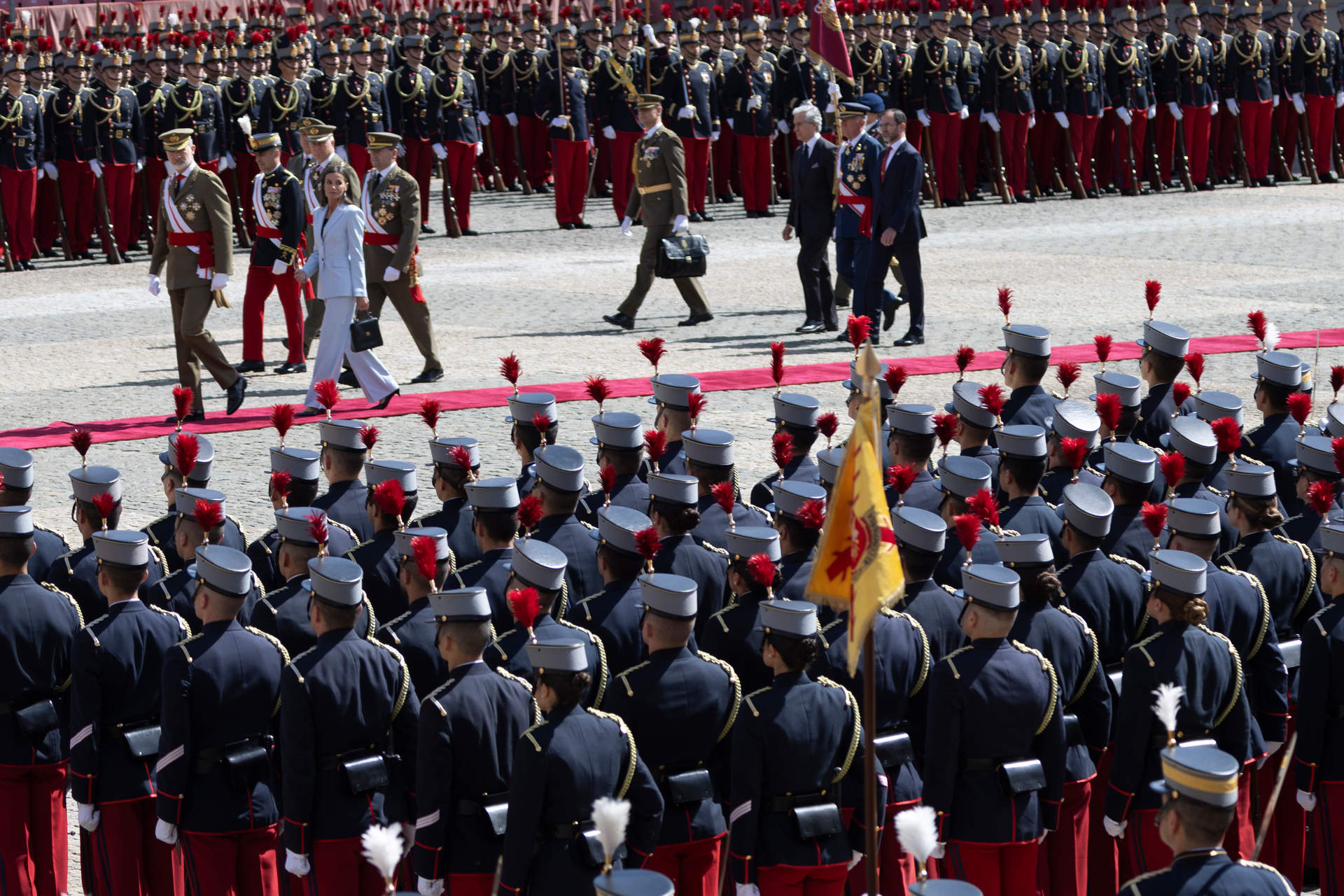 Los reyes pasan ante los alumnos de la Academia General Militar, de Zaragoza (Foto: Ramón Comet / Europa Press).