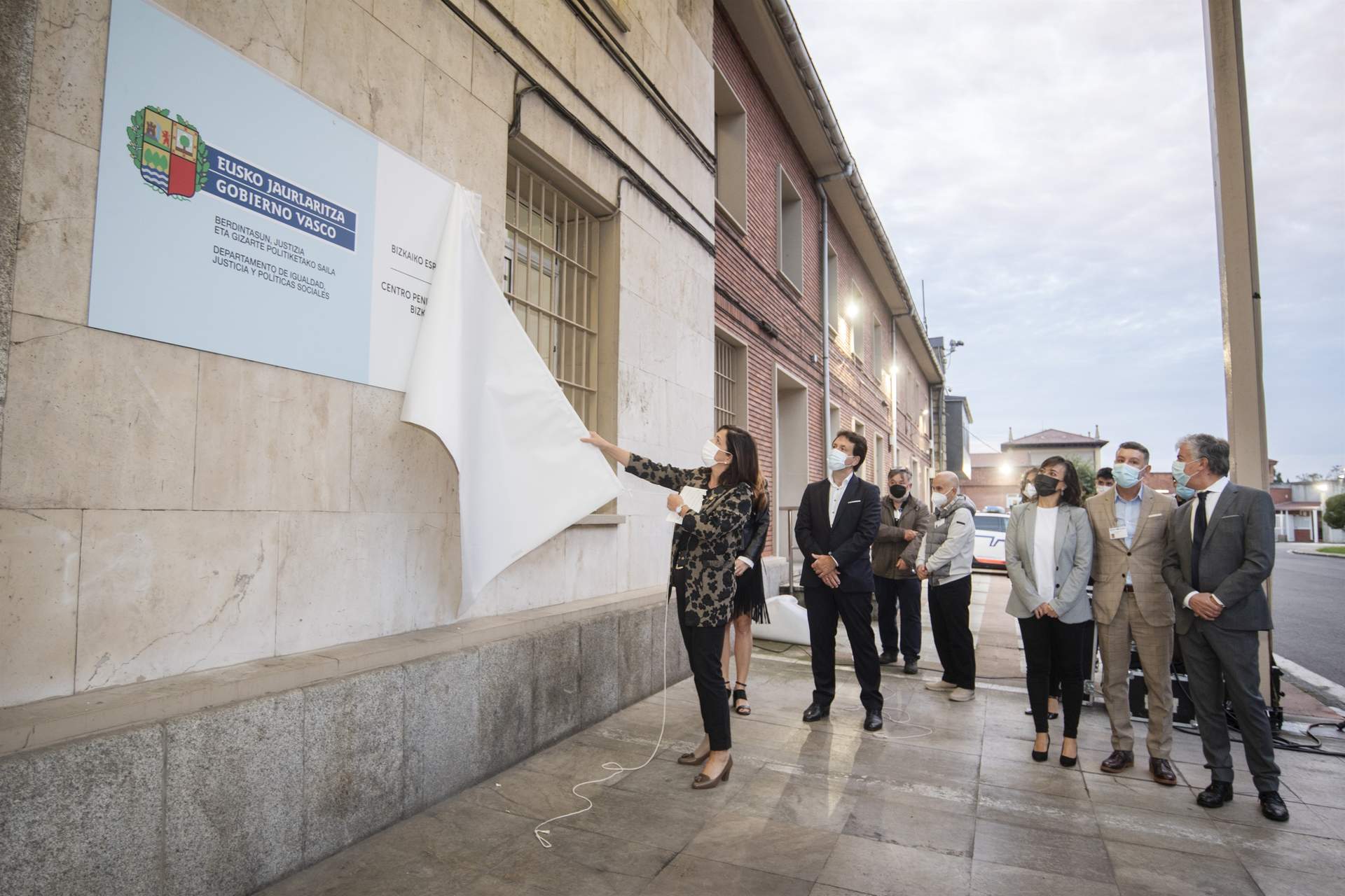 La consejera de Igualdad, Justicia y Políticas Sociales, Beatriz Artolazabal, descubre la placa del Gobierno Vasco en la cárcel de Basauri (Foto: Fernando Gómez / Europa Press).