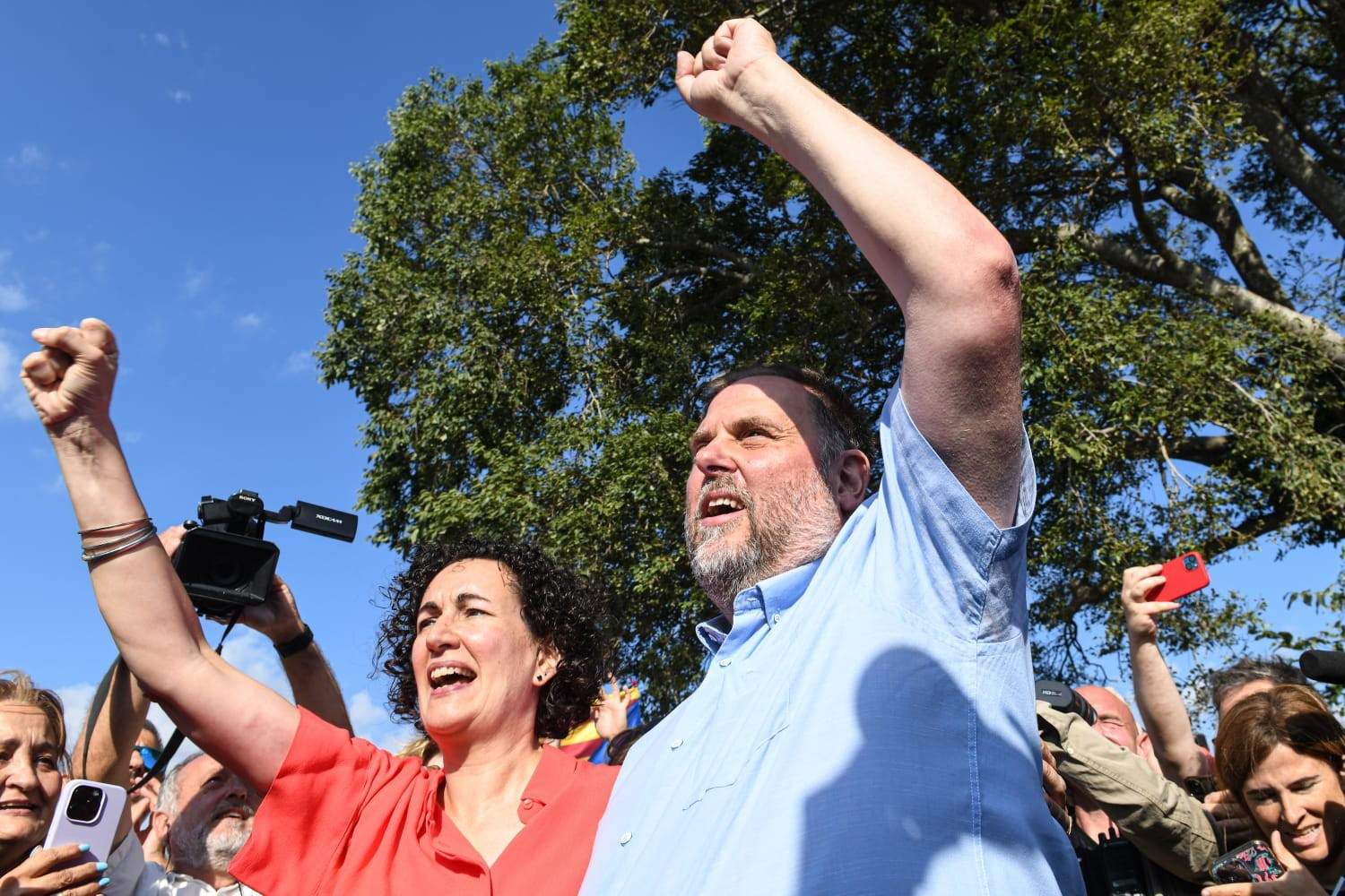 La secretaria general de ERC, Marta Rovira, y el expresidente del partido, Oriol Junqueras, se reencuentran en Cantallops (Girona).