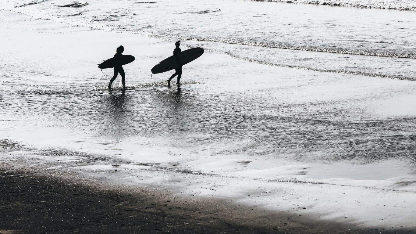 Aprende a dominar las olas este verano con clases particulares de surf