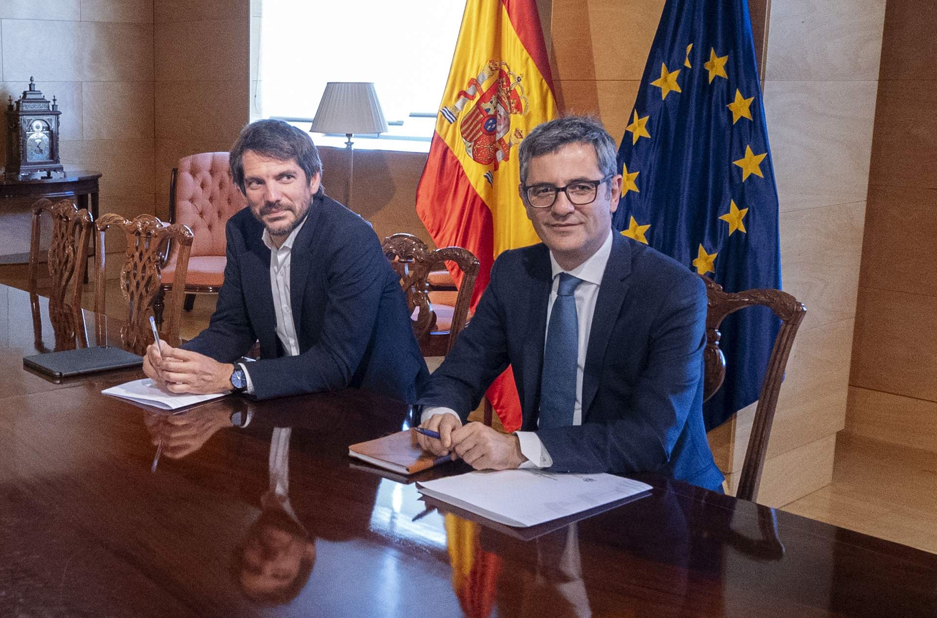 El ministro de Cultura, Ernest Urtasun (i), y el ministro de la Presidencia, Justicia y Relaciones con las Cortes, Félix Bolaños (d), durante una reunión, en el Congreso de los Diputados, a 22 de julio de 2024, en Madrid.