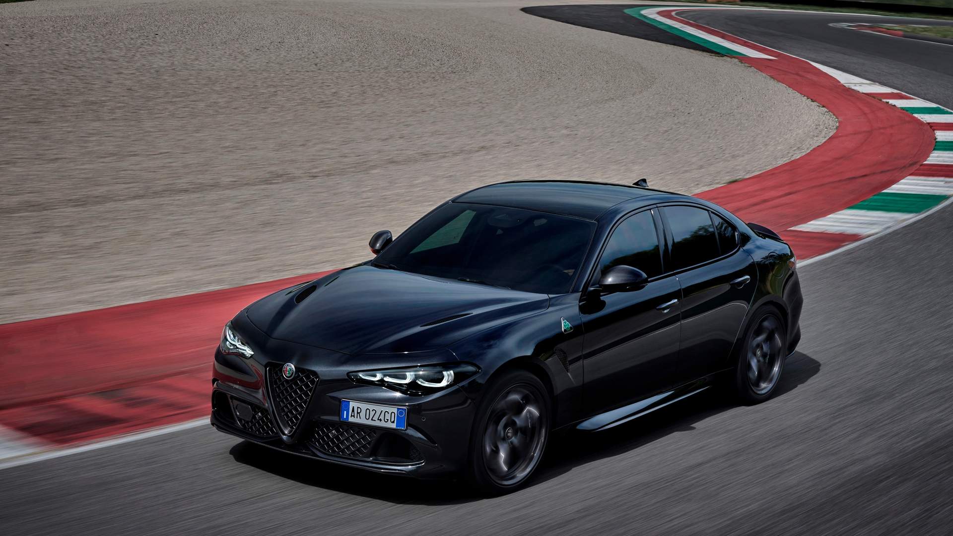 Incluso en las curvas más cerradas tomadas a muy alta velocidad la precisión en la trazada del Giulia Quadrifoglio Super Sport resulta  impecable.