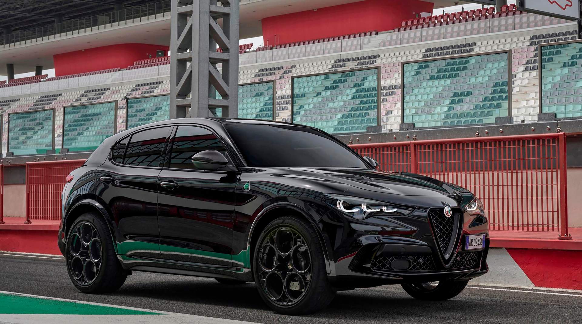 La belleza y el dinamismo del Stelvio Quadrifoglio Super Sport resultan incuestionables. Monta llantas de 21 pulgadas.