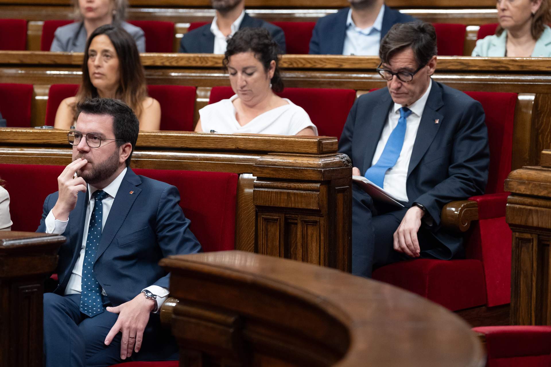 El presidente de la Generalitat de Catalunya en funciones, Pere Aragonès (i), y el primer secretario del PSC, Salvador Illa (d), durante una sesión plenaria, en el Parlament de Catalunya, a 11 de julio de 2024, en Barcelona.