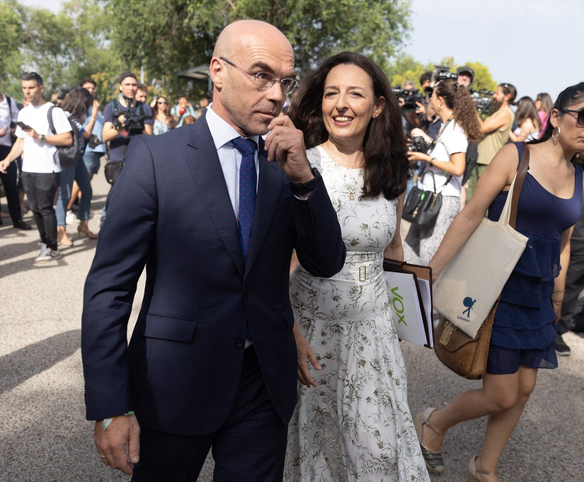 El coordinador jurídico de VOX, Jorge Buxadé, y la coordinadora nacional jurídica de Vox, Marta Castro, a su llegada al Palacio de La Moncloa, a 30 de julio de 2024, en Madrid. (Foto:  Eduardo Parra / Europa Press)