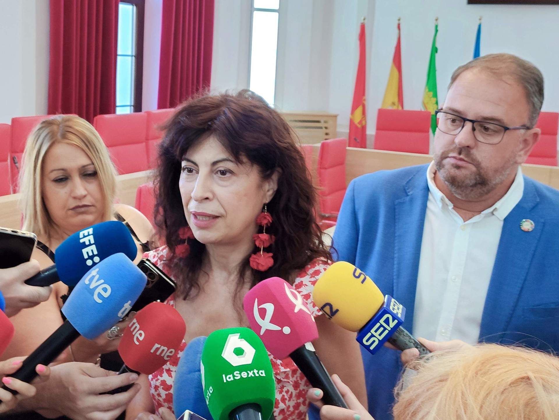 La ministra de Igualdad, Ana Redondo, en declaraciones a los medios de comunicación en su visita al Ayuntamiento de Mérida.