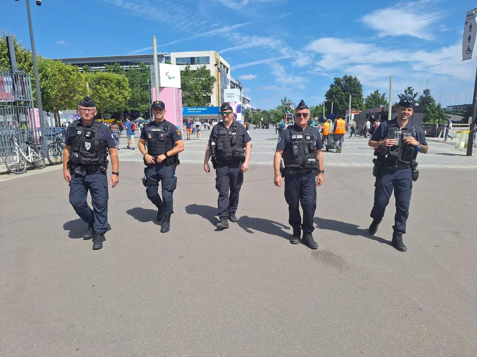 Policías patrullando por París.