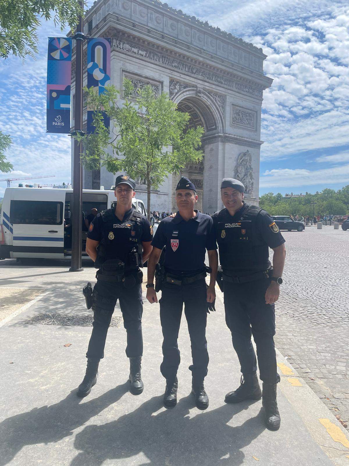 Agentes de la Policía Nacional en el Arco del Triunfo.