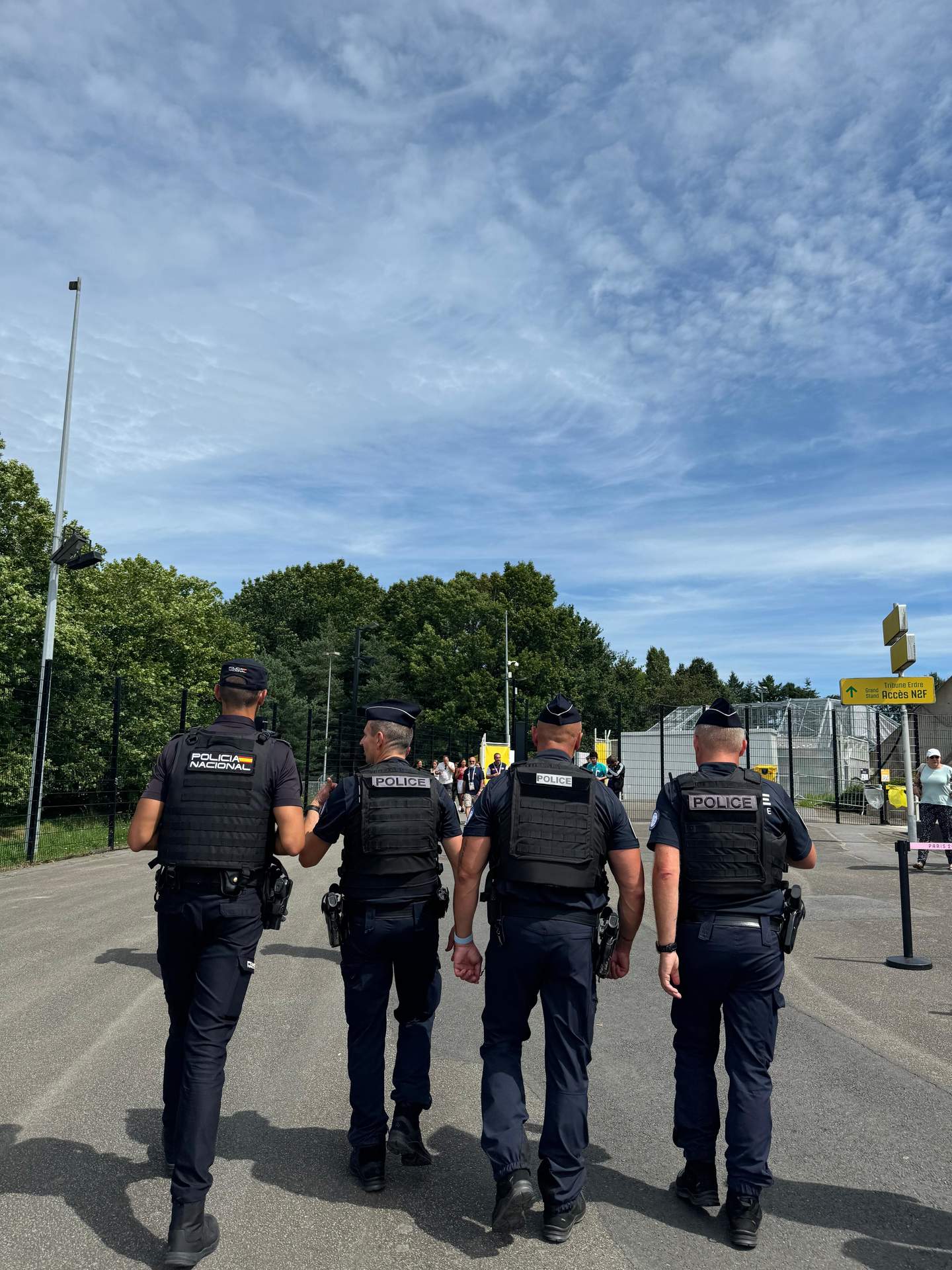 Agentes de la policía española y francesa.