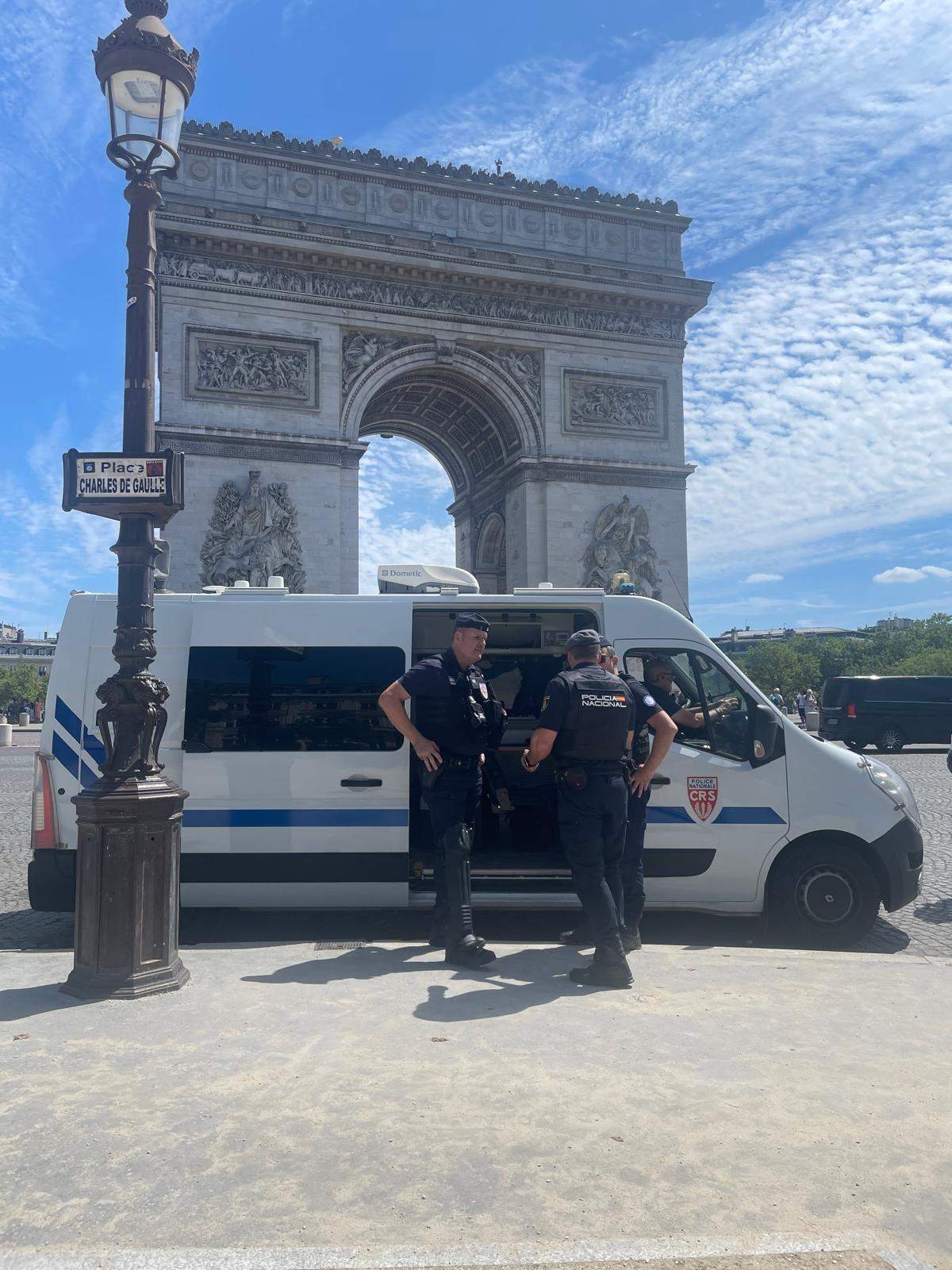 Policías en el Arco del Triunfo.