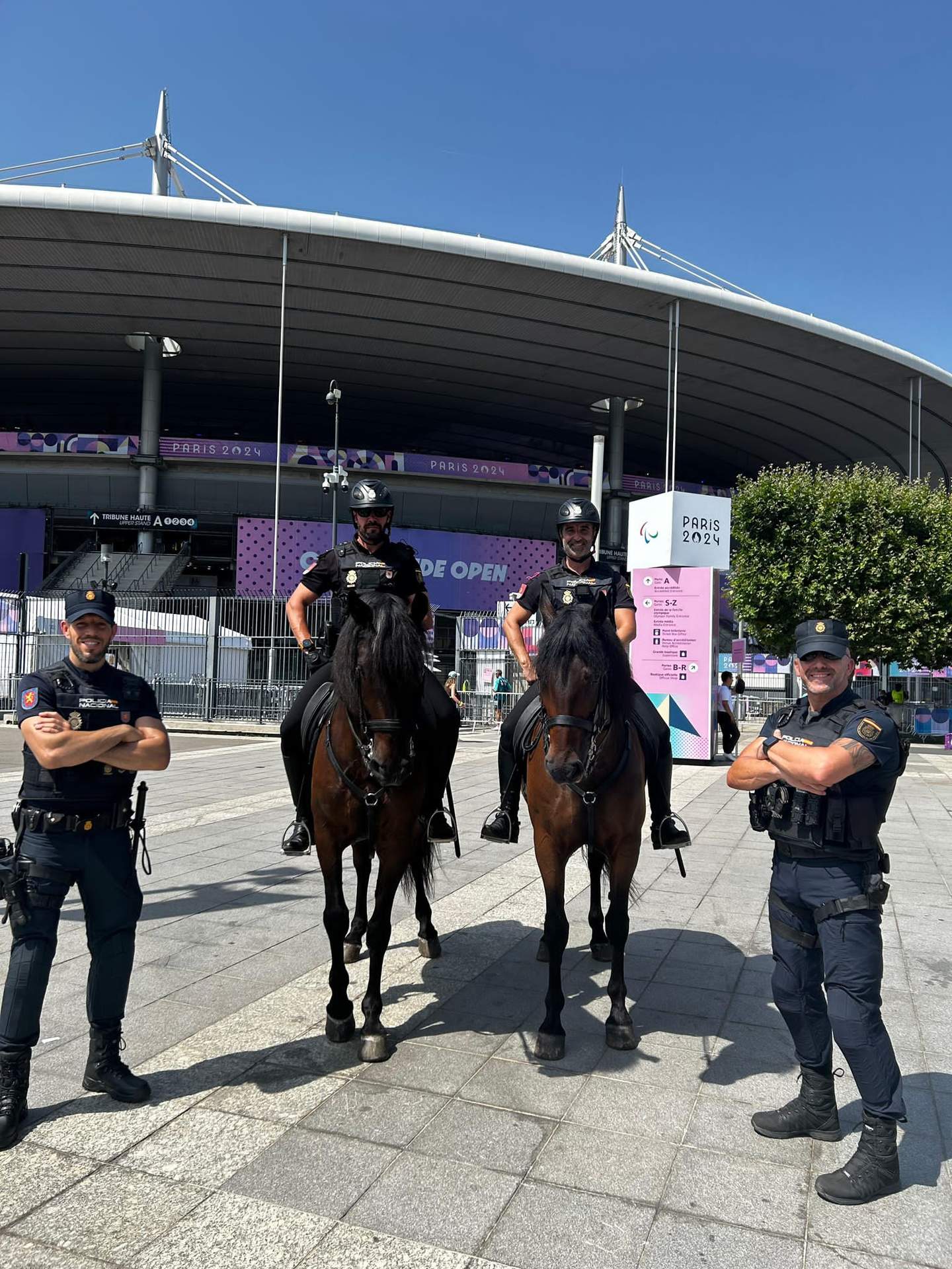 Policías a caballo cerca de un estadio.