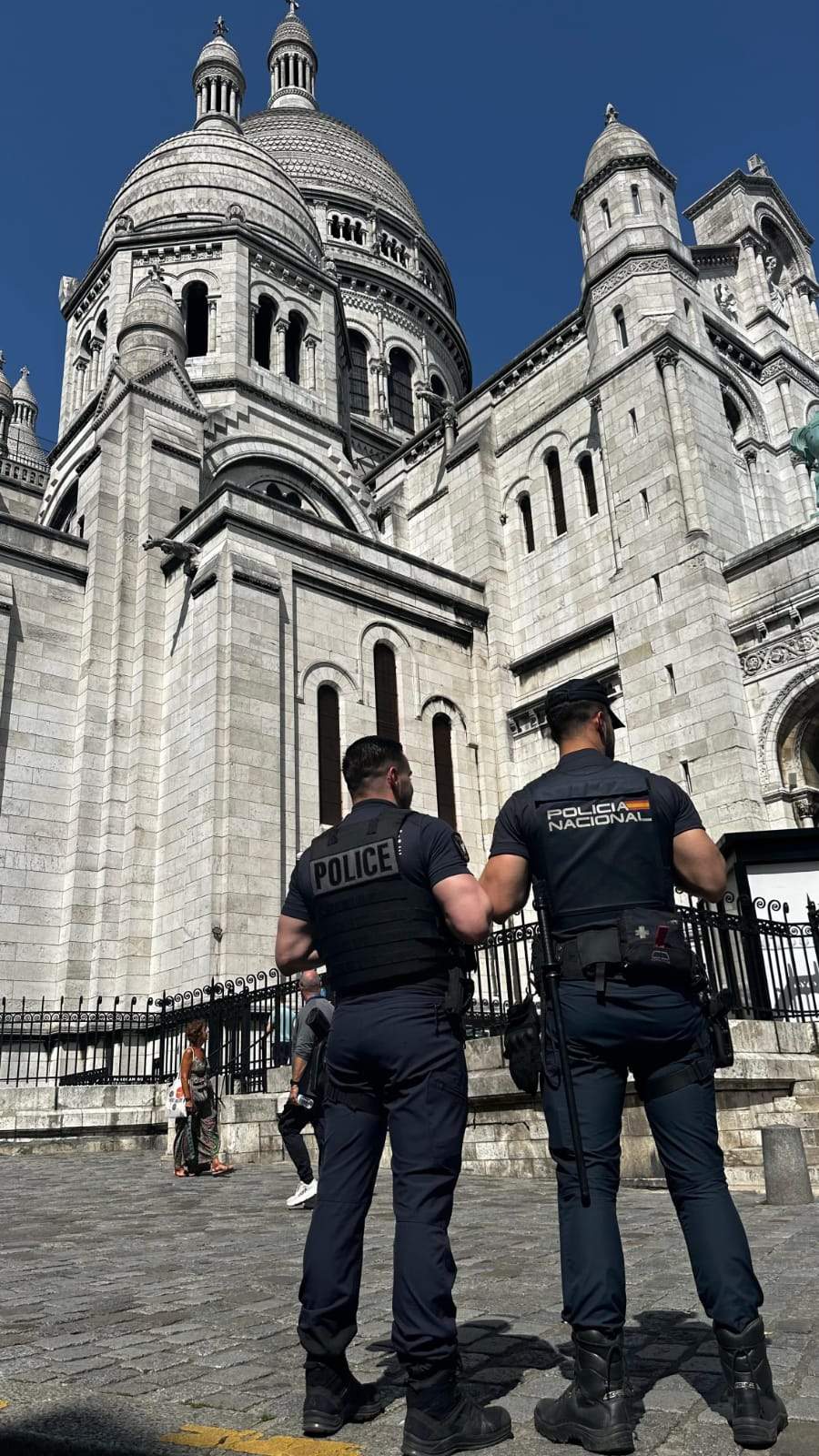 Policía español y francés en la calle.