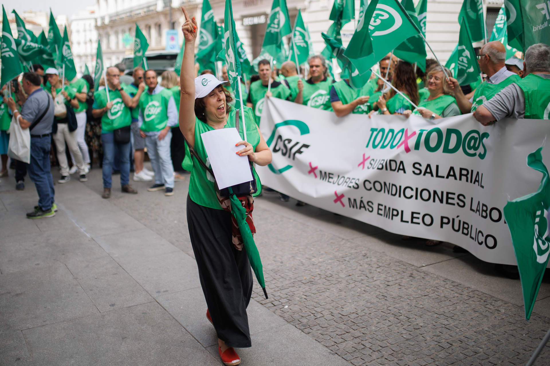 Varias personas con una pancarta durante una concentración del CSIF frente al Ministerio de Hacienda, a 27 de junio de 2024, en Madrid. Foto: Alejandro Martínez Vélez / Europa Press