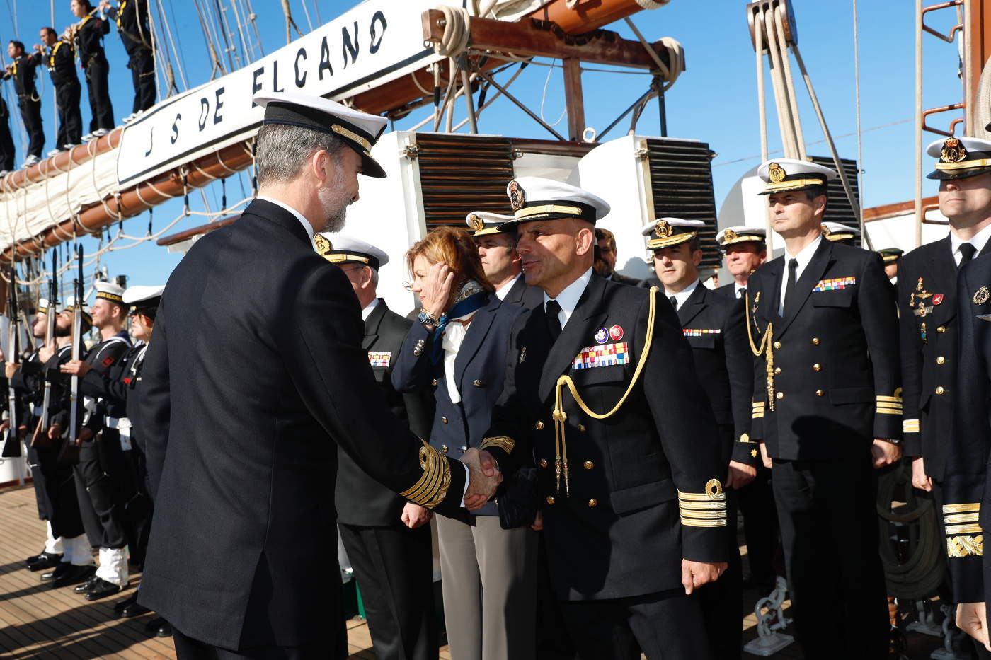 El rey Felipe saluda al entonces capitán de navío Ignacio Paz, en el buque-escuela 'Juan Sebastián de Elcano', en 2018 (Foto: Casa de S.M. el Rey).