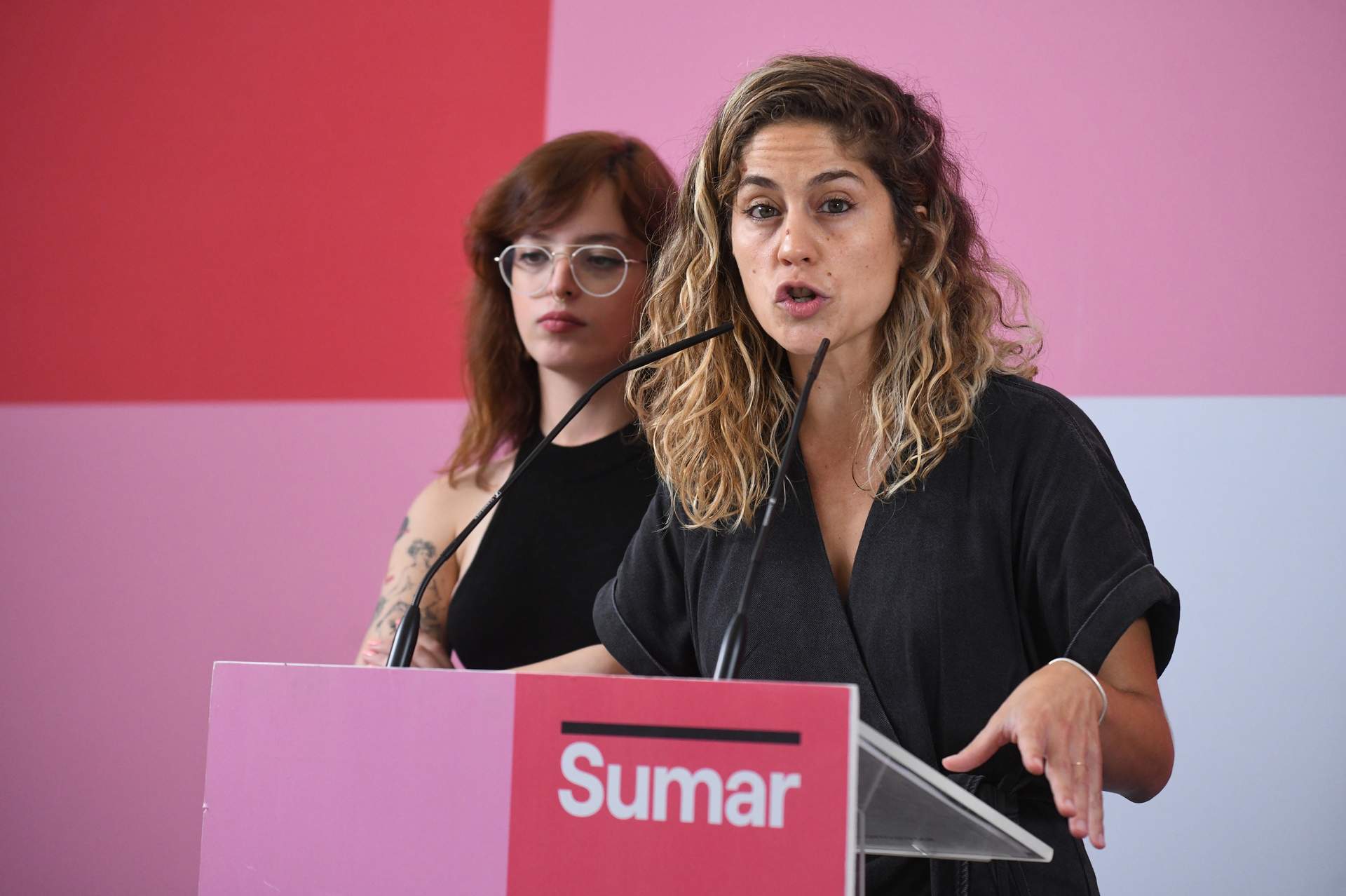 La secretaria de Comunicación de Sumar, Elizabeth Duval, acompañada por la Secretaria de Organización de Sumar, Lara Hernández, a 2 de septiembre de 2024, en Madrid.