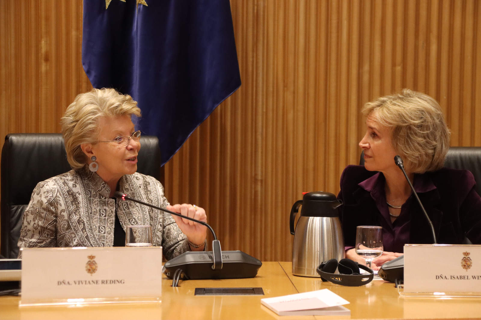 la vicedecana del ICAM, Isabel Winkels, con Viviane Reding, exvicepresidenta de la Comisión Europea e impulsora de la normativa  de cuotas, quien participó en la XI Cumbre de Mujeres Juristas del ICAM el pasado 8 de marzo. (Foto: ICAM)