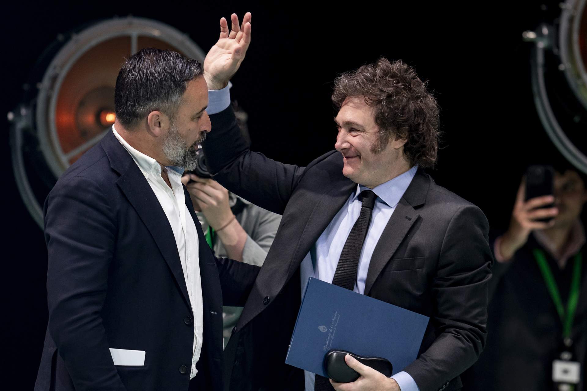 El líder de VOX, Santiago Abascal (i), y el presidente de Argentina, Javier Milei (d), durante el acto ‘Viva 24’ de VOX, en el Palacio de Vistalegre, a 19 de mayo de 2024, en Madrid.