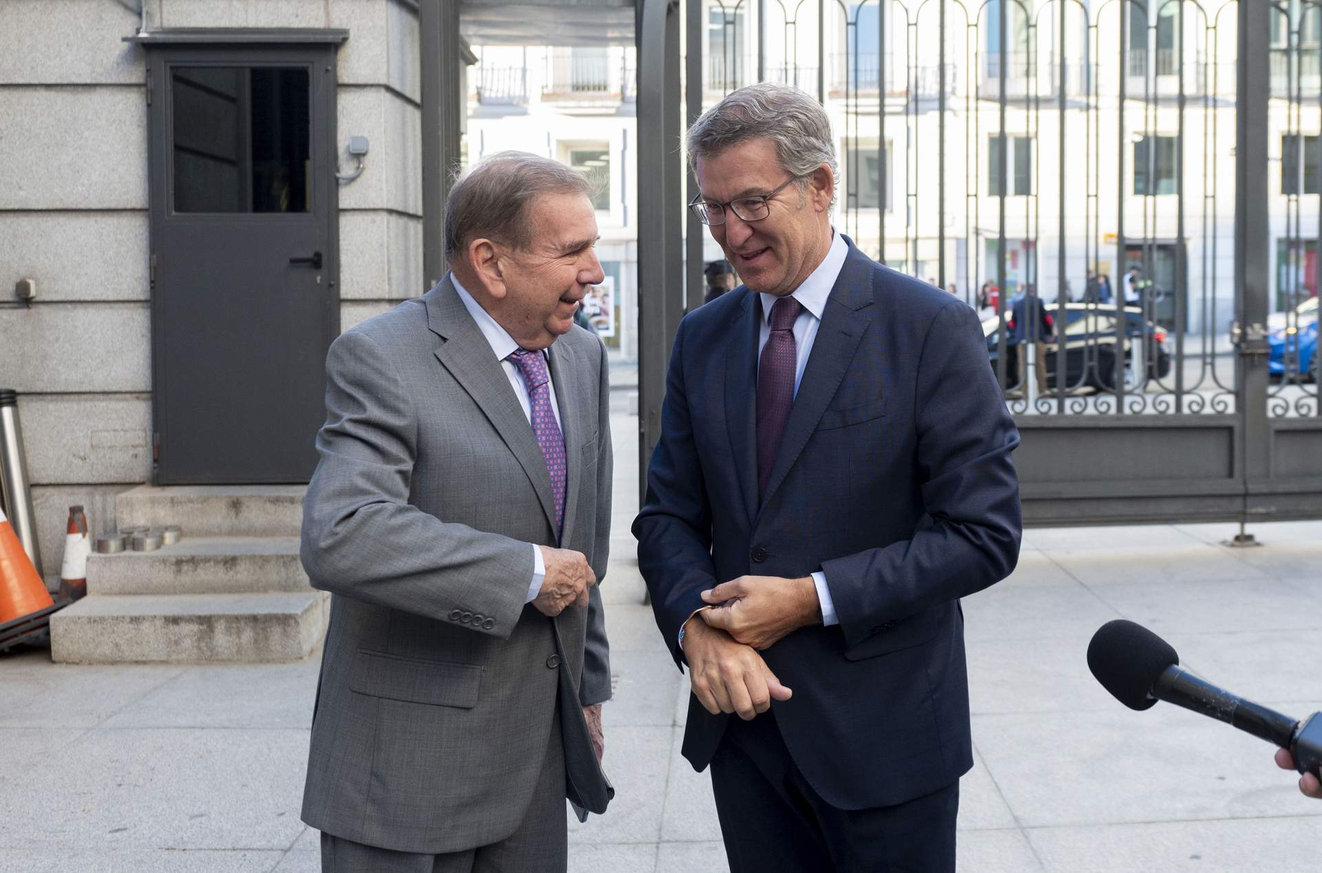 El opositor venezolano Edmundo González (i) y el presidente del PP, Alberto Núñez Feijóo (d).