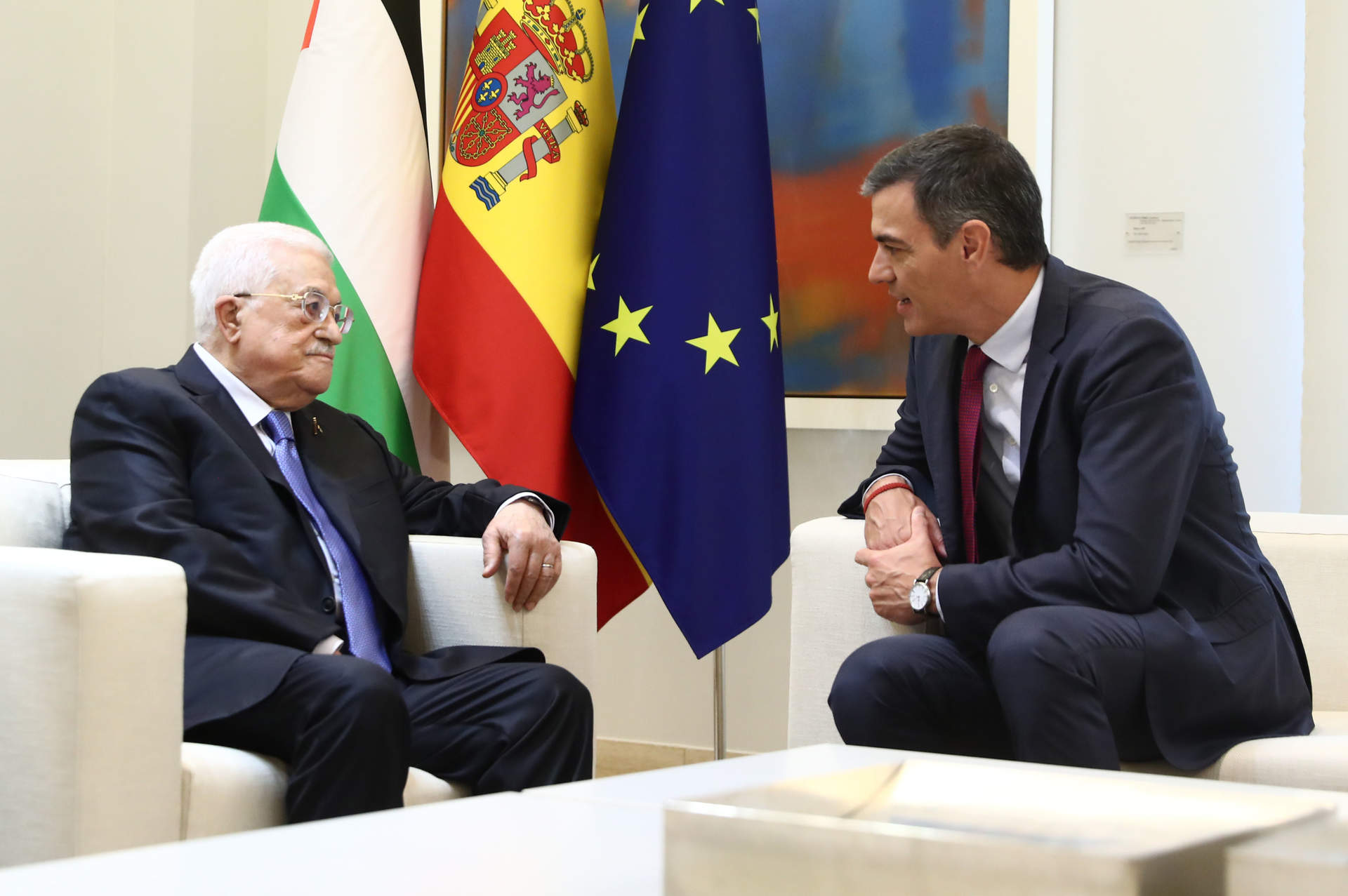 Pedro Sánchez conversa con Mahmoud Abbas, presidente de Palestina, en el Palacio de la Moncloa (Foto: Pool Moncloa / Fernando Calvo).