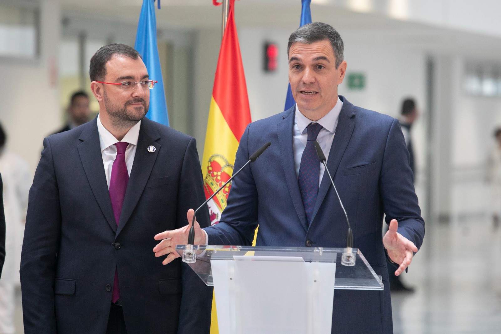 Imagen de archivo del presidente del Gobierno de España, Pedro Sánchez, junto al presidente del Principado de Asturias, Adrián Barbón, durante su intervención en el Hospital Universitario Central de Asturias.