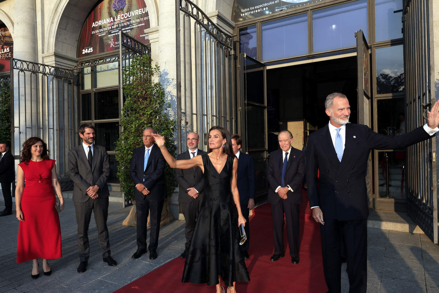 (Sus Majestades los Reyes acompañados por las autoridades y personalidades que asistieron a la inauguración. (Foto: Casa de S.M. el Rey)