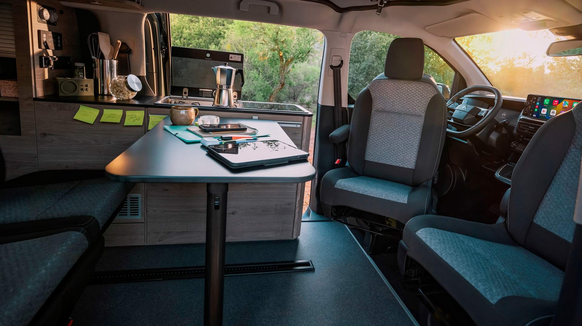 El interior del Citroën Holidays incluye todo tipo de accesorios para acoger cómodamente día y noche a cuatro pasajeros.