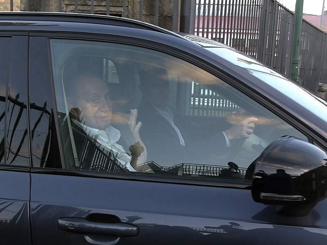 Juan Carlos I sale en coche de la Escuela Naval Militar, de Marín (Foto: Europa Press Reportajes).