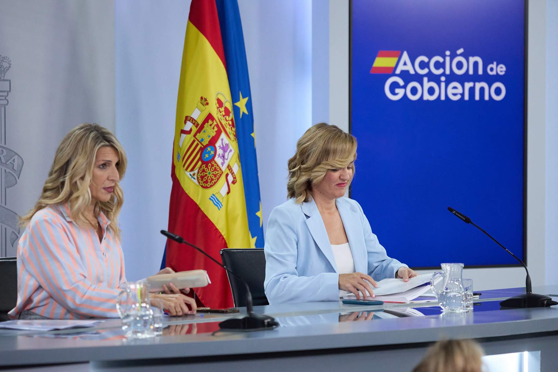 La ministra de Trabajo y Economía Social, Yolanda Díaz (i) y la ministra Portavoz y de Educación y Deporte, Pilar Alegría.