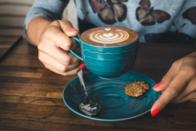 Factores a considerar al comprar una cafetera profesional para casa